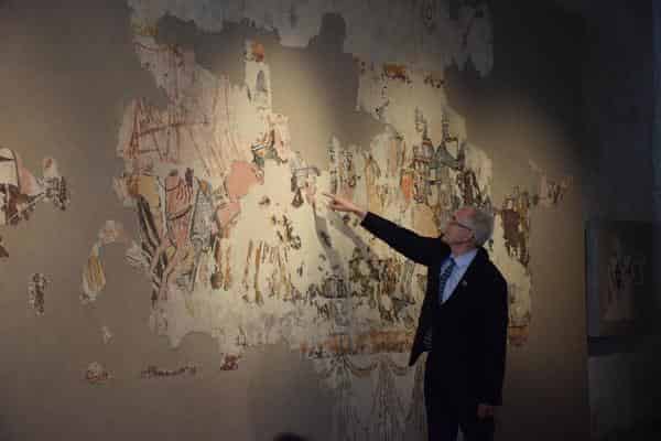 Prof. Dr. G. U. Großmann vor dem romanischen Wandgemälde